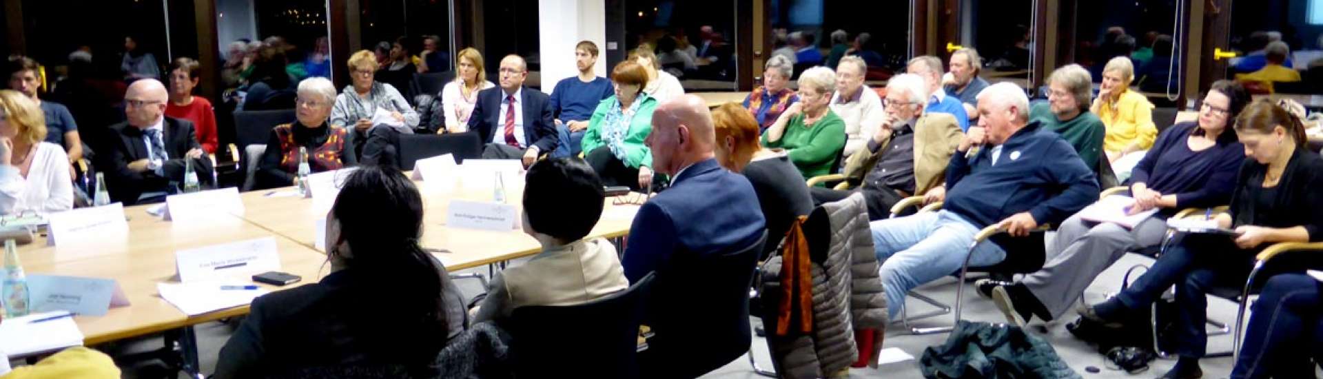 Gespräche zur Stadtentwicklung; Foto: Stadtplanungsamt Menschen am Tisch sitzend