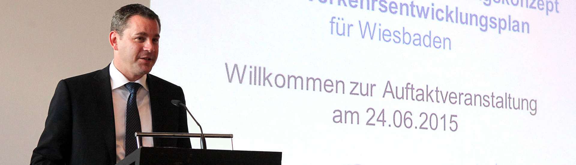 Auftaktveranstaltung Wiesbaden 2030+; Foto: Heiko Kubenka Oberbürgermeister Sven Gerich am Rednerpult