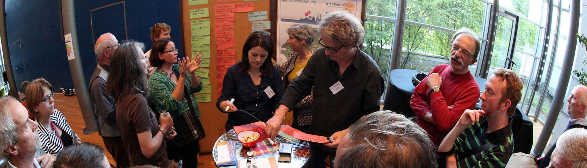 Erste Bürgerwerkstatt; Foto: Heiko Kubenka Menschen an Moderationswänden