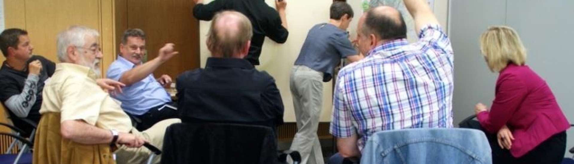 Zweite Werkstatt mit den Ortsvorsteherinnen und Ortsvorstehern; Foto: Landeshauptstadt Wiesbaden Menschen in der Diskussion