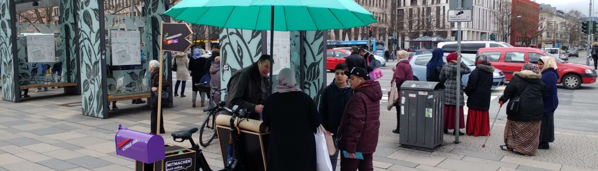 Bild des Dialogmobils vor dem Bahnhof Bild des Dialogmobils vor dem Bahnhof
